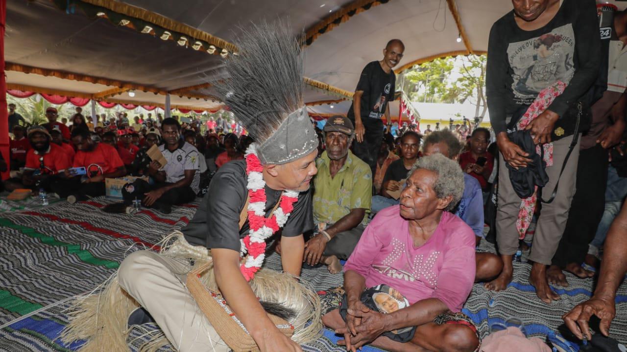 Calon presiden (capres) Ganjar Pranowo saat menemui warga Desa Waninggap Nanggo, Distrik Semangga, Merauke, Papua Selatan, Selasa (28/11/2023).