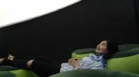 Di bioskop mini 360 derajat, posisi menonton bukan duduk manis di kursi tetapi berbaring di tumpukan bean bag. (Liputan6.com/Dinny Mutiah)