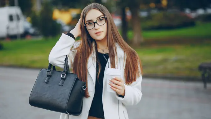 7 Rekomendasi Tas Kerja Fashionable dan Fungsional (photo by freepik.com)