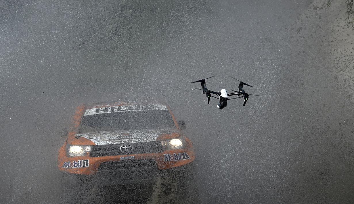 Pebalap Toyota, Ronan Chabot, dan navigatornya, Gilles Pillot, berlomba dalam Prolog Reli Dakar 2016 berjarak 11 Km di Provinsi Buenos Aires, Argentina, (2/1/2016). Reli Dakar 2016 akan melewati Argentina Bolivia. (AF/Franck Fife)