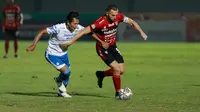 Penyerang Bali United, Ilija Spasojevic, berduel dengan Achmad Jufriyanto pada laga pekan ketiga BRI Liga 1 2021/2022 yang digelar di Indomilk Arena, Sabtu (18/9/2021) malam WIB. (Bola.com/M. Iqbal Ichsan)