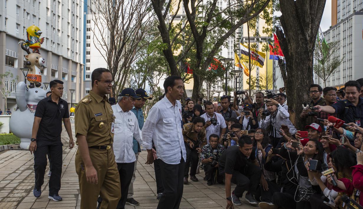 Presiden Indonesia, Joko Widodo, menemui wartawan saat memantau Wisma Atlet di Kemayoran, Jakarta, Senin (26/2/2018). Lokasi ini akan dijadikan tempat tinggal para atlet pada ajang Asian Games 2018. (Bola.com/Vitalis Yogi Trisna)