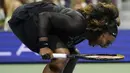 Laga pun kemudian lanjut hingga melewati deuce dan tie-breaker. Hingga, Serena Williams pun berhasil menutup set kedua dengan kemenangan 7(7)-6(4). (AP/Charles Krupa)