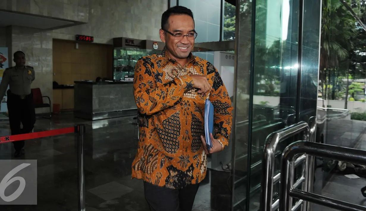 Teguh Juwarno meninggalkan lokasi usai diperiksa KPK di gedung KPK, Jakarta, Rabu (14/12). Teguh Juwarno membantah jika dirinya disebut terlibat ikut menikmati aliran korupsi proyek senilai Rp6 Triliun tersebut. (Liputan.com6/Helmi Affandi)