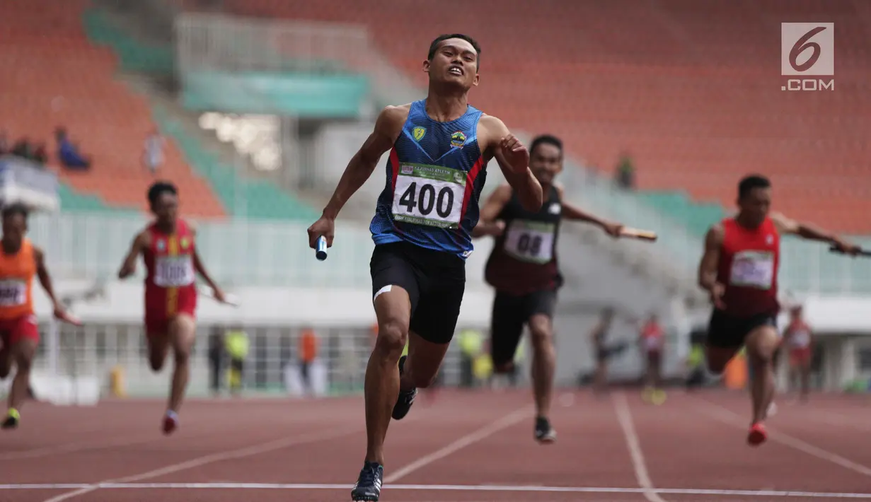 Para pelari beradu cepat saat tampil pada Kejurnas Atletik 2019 nomor 4x100 meter estafet senior putra di Stadion Pakansari, Bogor pada Rabu (8/8/2019). Kejurnas Atletik berlangsung dari 3 hingga 7 Agustus. (Bola.com/Vitalis Yogi Trisna)