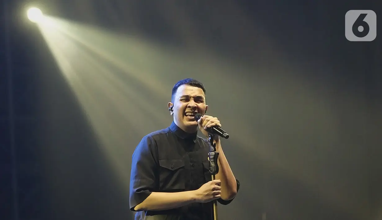 Penyanyi Tulus menghibur penggemarnya pada Festival Sewindu Tulus di Istora Senayan, Jakarta, Jumat (1/11/2019). Konser yang digelar menandai delapan tahun perjalanan karier bermusiknya penyanyi Tulus membawakan sejumlah lagu hits seperti Sepatu dan Gajah. (Fimela.com/Bambang E. Ros)