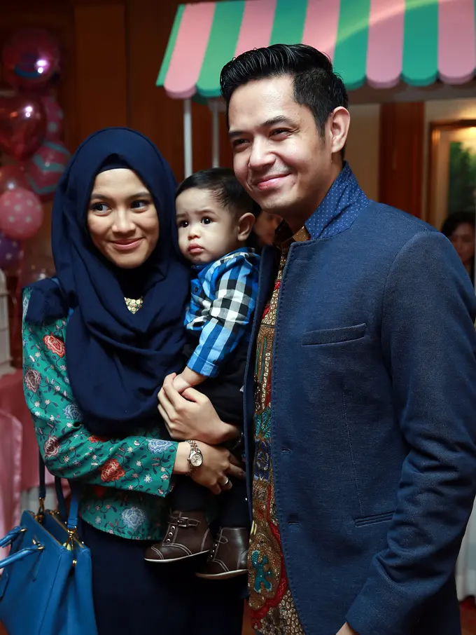 Dude Harlino, Alyssa Soebandono,dan anak