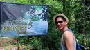 Menjadi salah satu seleb yang memiliki hobi travelling, Rangga Azof beberapa kali kerap membagikan momen seru liburannya dalam media sosial Instagram. Baru-baru ini ia pun tengah menikmati momen liburan ke Bali dan abadikan potretnya saat berada di Uluwatu. (Liputan6.com/IG/@azofrangga)