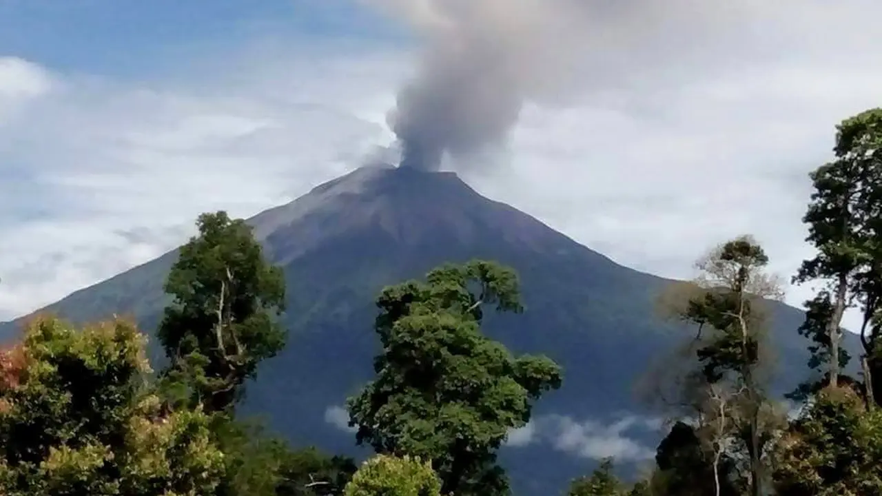 Gunung Kerinci Semburkan Awan Hitam, Pendaki Dilarang ke Puncak