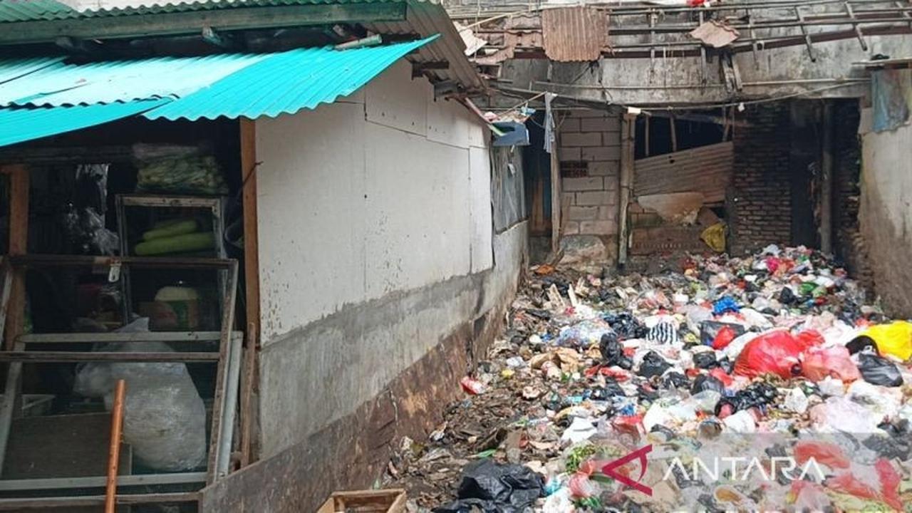 Tumpukan Sampah Rusun Angke Robohkan Dinding Warung, Warga Berharap Penanganan Serius