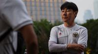 Pelatih Timnas Indonesia, Shin Tae-yong, memimpin latihan di area Gelora Bung Karno, Kamis (26/5/2022) sore WIB.&nbsp;(Bola.com/Bagaskara Lazuardi)