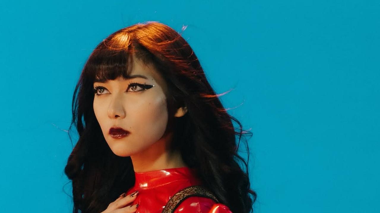 Potret Isyana Sarasvati dengan Makeup Bold yang Unik (credit: instagram/isyanasarasvati)