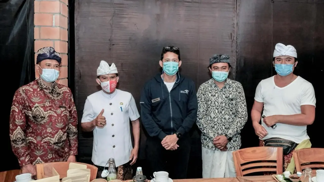 Menparekraf Sandiaga Salahuddin Uno bertemu  Kepala Dinas Pariwisata Bali, I Putu Astawa, serta para pengusaha dari Hipmi dan Kadin.