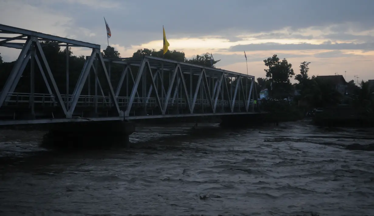 Tinggi debit lahar dingin yang melintasi Kali Konto Kediri nyaris menyentuh jembatan Kucang (Liputan6.com/Helmi Fithriansyah).