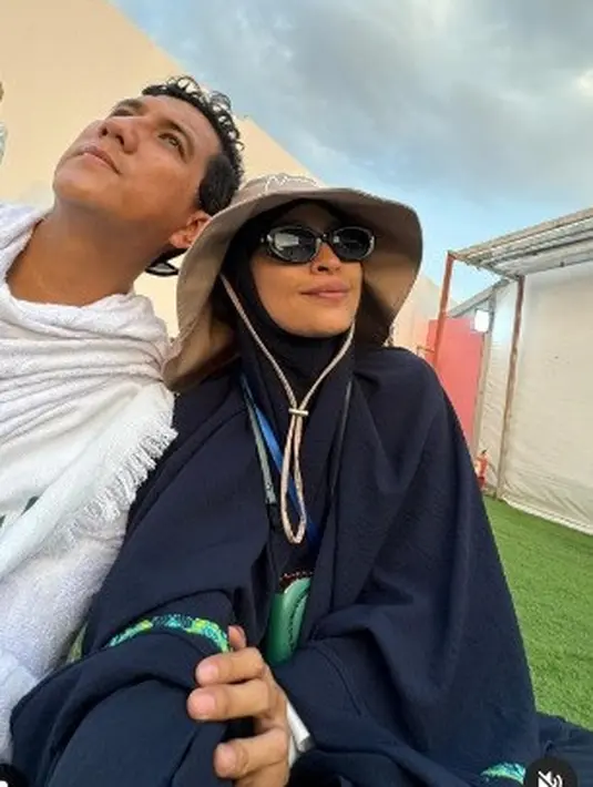 Tantri Syalindri alias Tantri Kotak tampil dengan gamis dan hijab syar’i serba hitam saat rayakan Idul Adha di Tanah Suci. penampilannya dipermanis dengan boater hat dan kacamata hitam. [@tantrisyalindri].