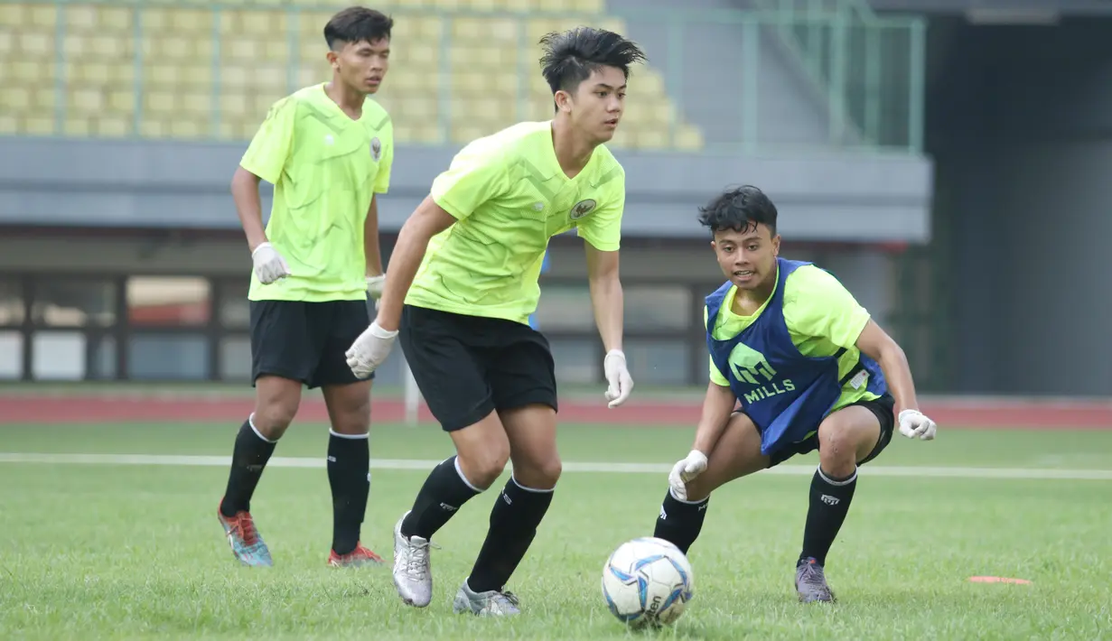 Pemain Timnas Indonesia U-16, Valeroen, saat pemusatan latihan di Stadion Patriot Candrabhaga, Bekasi, Senin (6/7/2020). Timnas Indonesia U-16 terus menggelar persiapan sebelum berkiprah di Piala AFC U-16 2020. (Dokumentasi PSSI)