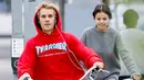 Selena Gomez dan Justin Bieber dikabarkan merasa lelah karena tertekan yang datang usai hubungan mereka tercium publik. (USMagazine)