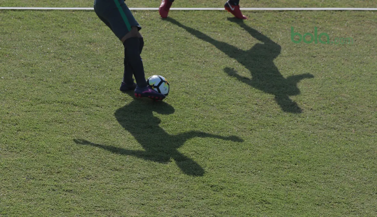 Aksi bek Timnas Indonesia U-19, Dedi Tri Maulana (kiri) mengecoh rekannya pada sesi latihan di Lapangan ABC, Senayan,  (21/2/2018). Latihan tersebut merupakan persiapan Timnas U-19 untuk mengikuti Piala Asia 2018. (Bola.com/Nicklas Hanoatubun)
