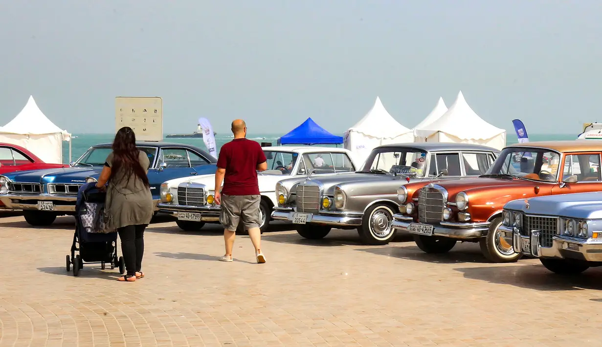 Mobil Mercedes tua dipajang dalam pameran mobil klasik di Marina Crescent, Kuwait City, Kuwait, 29 Oktober 2021. (YASSER AL-ZAYYAT/AFP)