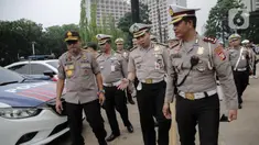 Kakorlantas Polri Irjen Istiono (kiri) mengecek fasilitas kendaraan pengamanan perayaan Natal 2019 dan Tahun Baru 2020 di Parkir Timur GBK, Jakarta, Senin (25/11/2019). Kendaraan yang dicek meliputi motor patwal, mobil patroli dan pengawasan jalan hingga angkutan derek. (Liputan6.com/Faizal Fanani)
