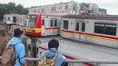 Proses tersebut merupakan langkah lanjutan dalam pengelolaan armada yang sudah tidak layak guna, sekaligus menjaga area depo tetap terkontrol sebelum pengiriman dilakukan secara bertahap. Tampak dalam foto, warga melihat-lihat tumpukan Kereta Rel Listrik (KRL) afkir di Depo Depok, Jalan Kampung Rawageni, Cipayung, Kota Depok, Jawa Barat, Selasa (20/01/2026). (Merdeka.com/Arie Basuki)