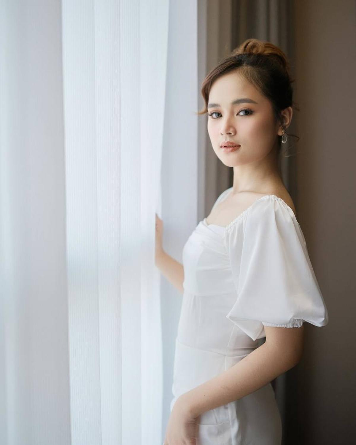 Pesona Nia Rose Saat Jadi Bridesmaid