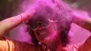 Orang yang bersuka ria diolesi bedak berwarna di wajah orang lain selama perayaan menandai Holi, festival warna Hindu, di Mumbai, India (18/3/2022).  Holi, festival warna Hindu, juga menandai datangnya musim semi. (AP Photo/Mahesh Kumar A.)