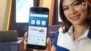 Model menunjukkan aplikasi mobile ACC.ONE saat peluncuran di Jakarta, Jumat,(8/2). Astra Credit Companies (ACC) meluncurkan aplikasi mobile ACC.ONE dengan konsep one stop shopping yang memberikan kemudahan bagi pelanggan. (Liputan6.com/HO/Eko)