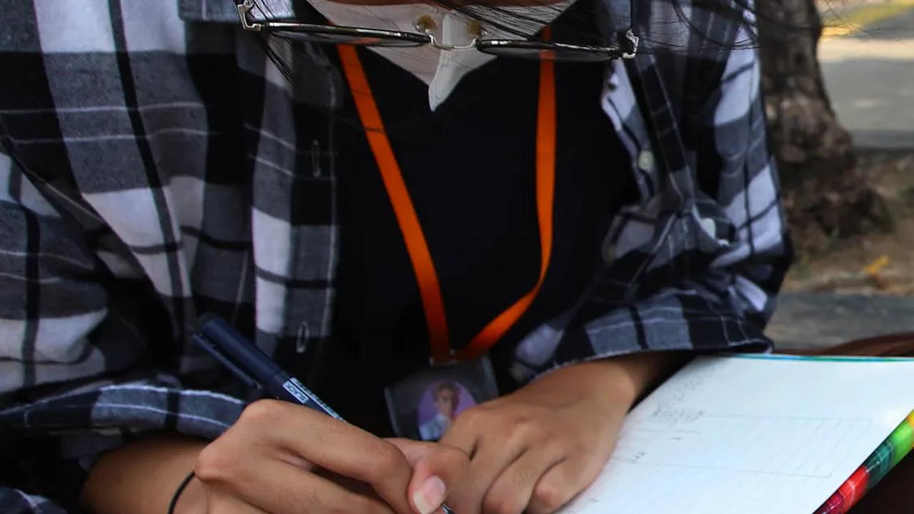 Duduk di bawah pepohonan rindang di trotoar kawasan Sarinah, mereka menuangkan bakatnya di atas kertas.