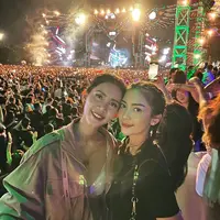 Pesona Ririn Dwi Ariyanti saat menikmati pertunjukkan musik DWP 2022. (Foto: Instagram/ririndwiariyanti)