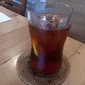 Tirana Art House menyediakan minuman teh dari kulit kopi