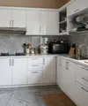 Kombinasi Warna Lantai, Kitchen Set, dan Backsplash yang Harmonis. (AI Generated)