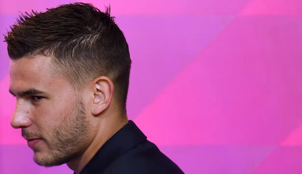 Bek baru Bayern Munchen, Lucas Hernandez usai mengikuti konferensi pers saat dirinya diperkenalkan secara resmi di Allianz Arena, Munich, Senin (8/7/2019). Pemain 23 tahun ini diikat kontrak selama lima tahun atau hingga 2024 oleh Bayern Munchen. (Christof STACHE/AFP)