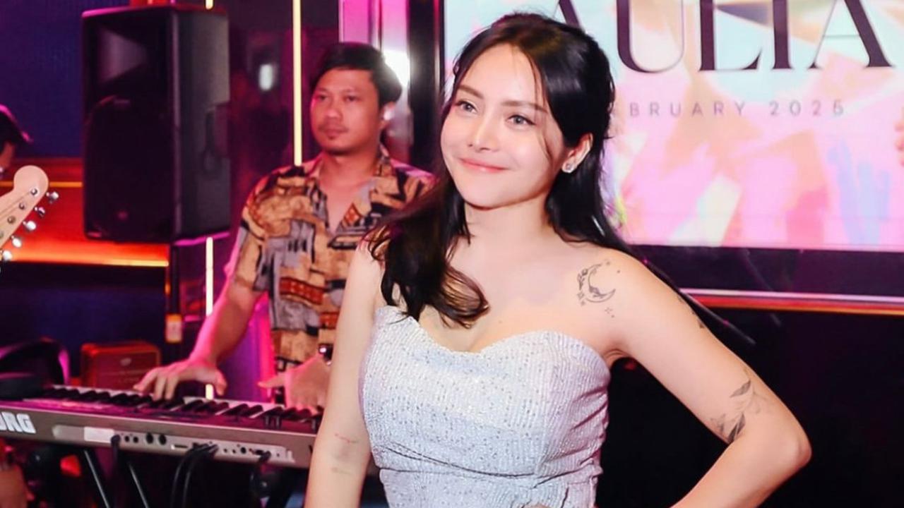 7 Potret Mawar AFI Tampil Memesona di Atas Panggung, Auranya Disebut Awet Muda
