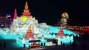 Sejumlah orang mengunjungi Harbin Ice-Snow World di Harbin di provinsi Heilongjiang, Tiongkok (2/1). Bangunan atau istana yang terbuat dari balok es ini dipenuhi cahaya yang berwarna-warni. (AFP Photo/China Out)