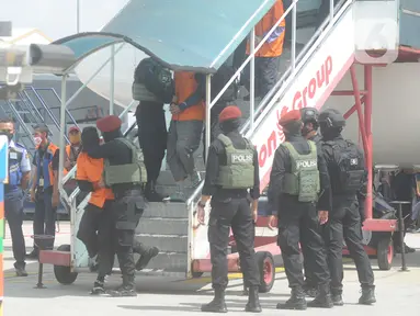 Densus 88  Mabes Polri membawa teroris usai tiba di Bandara Soekarno-Hatta, Tangerang Banten, Kamis (4/1/2021). Sebanyak 26 terduga teroris tertangkap petugas Densus 88 di Makassar dan Gorontalo. (merdeka.com/Arie Basuki)