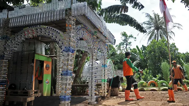 Keren, Petugas UPK Badan Air DKI Sulap Botol Bekas Jadi Pos Cantik