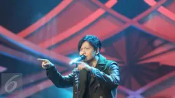 Vokalis Group Band GIGI, Armand Maulana saat membawakan lagu dalam program Golden Memories Indosiar bersama Bank BTN di Studio 1 Indosiar, Daan Mogot, Jakarta, Sabtu (03/12). (Liputan6.com/Immanuel Antonius)