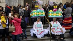 Dua orang pria mengenakan topi berbentuk keranjang telur saat menghadiri Parade Paskah dan Festival Bonnet di New York City, Minggu (5/6/2015). (Reuters / Eric Thayer)