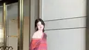 Han So Hee terlihat mengenakan boho sweater dress bernuansa merah muda dengan bahu yang dibuat asimetris menampilkan kulitnya yang putih. Ia memadukan penampilannya yang unik dengan stoking jaring dan high boots berwarna hitam. [Foto: Instagram/xeesoxee_luv]