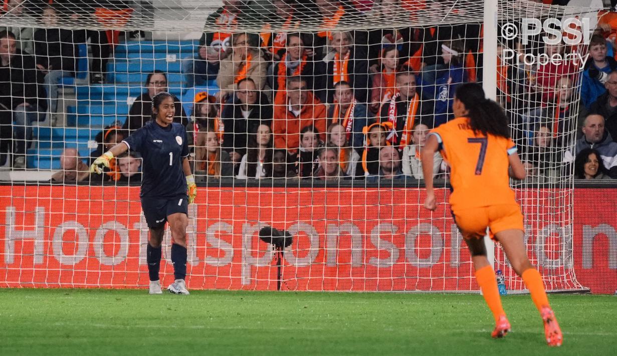 Kiper Timnas Indonesia, Laita Roati Masykuroh memberikan instruksi kepada rekannya saat laga uji coba melawan Timnas Belanda yang berlangsung di Stadion Devijverberg, Doetinchem, Belanda, Sabtu (26/10/2024) WIB. (Dok. PSSI)