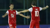 Dua Gelandang Persija Jakarta, Osvaldo Haay (kiri) dan Marc Klok merayakan kemenangan 2-1 atas Bhayangkara Solo FC usai berakhirnya laga matchday ke-3 Grup B Piala Menpora 2021 di Stadion Kanjuruhan, Malang, Rabu (31/3/2021). (Bola.com/M Iqbal Ichsan)
