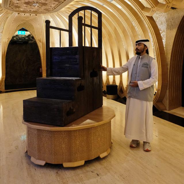 Replika mimbar Nabi Muhammad SAW di Museum Biografi Nabi di Clock Tower, Makkah, Arab Saudi. (Liputan6.com/Asnida Riani)