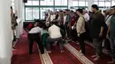 Keluarga dan kerabat bersiap membawa jenazah almarhum Andika Putra Sahadewa untuk dimakamkan di Mesjid Al-Iman, Cipinang Elok, Jakarta, Selasa (10/4). (Liputan6.com/Faizal Fanani)