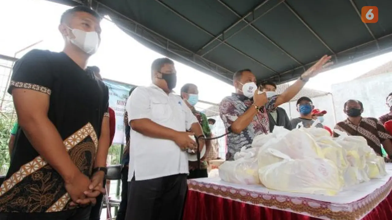Crazy Rich Surabaya borong minyak goreng untuk dibagikan secara gratis (Liputan6.com)