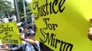 Para pendukung Mirna memperlihatkan tulisan 'Justice for Mirna' jelang sidang vonis di PN Jakarta Pusat, Kamis (27/10). Para pendukung Mirna berharap terdakwa Jesicca Wongso divonis mati. (Liputan6.com/Helmi Afandi)