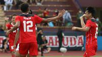 Witan Sulaeman (kanan) merayakan gol yang dicetak Muhammad Ridwan ketika Timnas Indonesia U-23 menghadapi Filipina dalam laga Grup A sepak bola SEA Games 2021, Jumat (13/5/2022). (Bola.com/Ikhwan Yanuar)