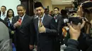 Kepala BNN Komjen Pol Budi Waseso (kanan) dan Kabareskrim Polri Komjen Pol Anang Iskandar mengacungkan jempol usai acara pelantikan di Kantor BNN, Jakarta, Selasa (8/9). Buwas resmi menggantikan Anang sebagai Kepala BNN. (Liputan6.com/Faizal Fanani)
