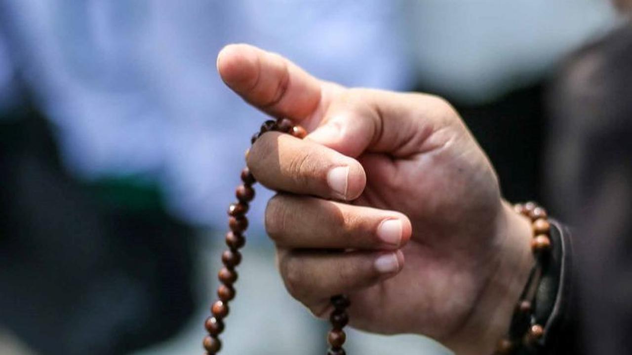 Mereka menggemakan zikir hingga solawat selama beraksi.