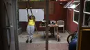 Atlet BMX asal Venezuela, Stefany Hernandez melakukan peregangan di rumahnya di Caracas, 25 April 2020. Di tengah karantina wilayah guna mengekang penyebaran Covid-19, peraih medali Olimpiade 2016 itu berlatih tiga kali seminggu untuk meraih tiket tampil di Olimpiade 2021. (AP/Matias Delacroix)